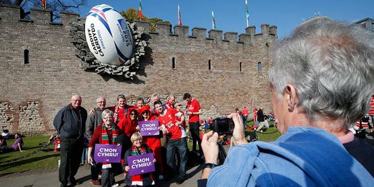 'Bola raksasa tabrak dinding' ini mendadak hebohkan warga Wales