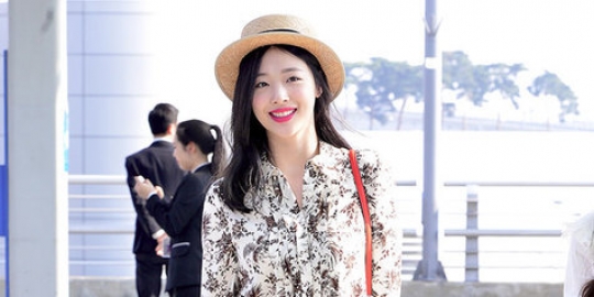 [FOTO] Selfie Choi Sulli bareng pacar, pamer senyum manis 