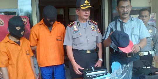 Ingin tiru adegan film laga, 2 maling coba bobol ATM malah dipenjara