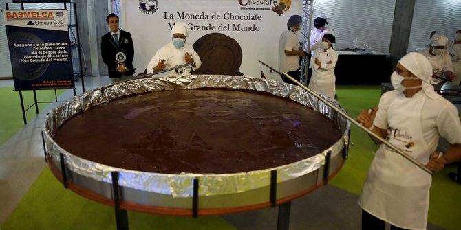 Cokelat koin raksasa seberat 1 ton pecahkan rekor dunia