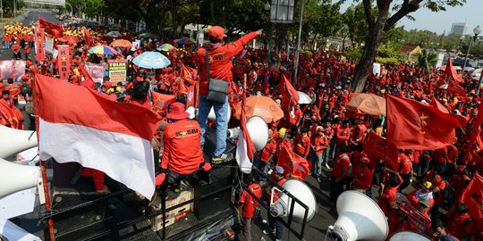 Ratusan buruh gelar aksi tolak PHK di depan Istana