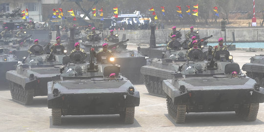 Menyaksikan ganasnya parade kendaraan tempur TNI