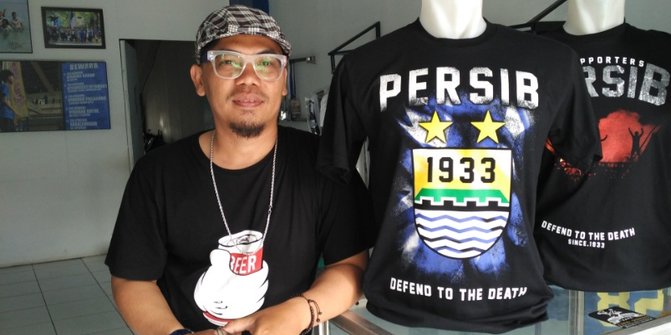 Baju bertuliskan kritik pada wasit laris di Bandung