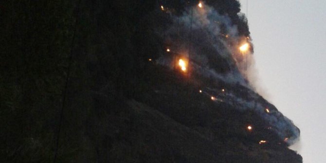 Tebing Gunung Parang Purwakarta terbakar, jalur pendakian ditutup