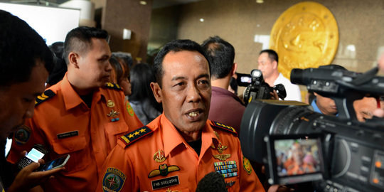 Kepala Basarnas terjun langsung menyisir udara cari Aviastar