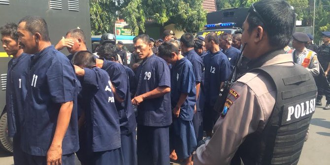 Tersangka kasus penganiayaan Salim Kancil jadi 33 orang