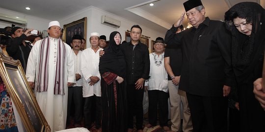 Mengapa saat berduka identik dengan pakaian hitam 