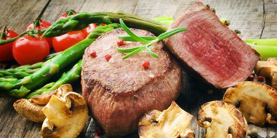 Awas, doyan makan steak medium done bisa bikin pikun