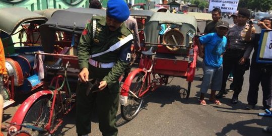 HUT TNI ke 70, Kopral Bagyo bagi-bagi angpau ke sopir becak
