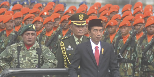 Peringatan HUT TNI, Jokowi kelilingi pasukan naik jip