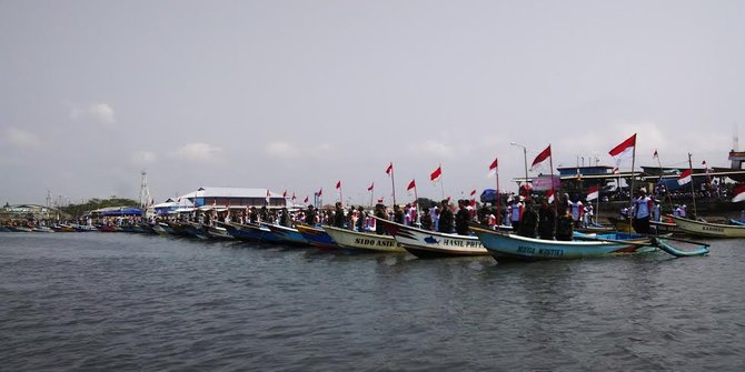 Ratusan nelayan Cilacap ikuti upacara HUT TNI di atas perahu ikan