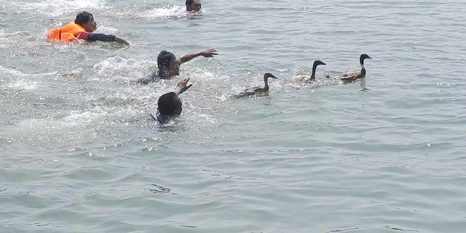 Meriahkan HUT TNI ke 70, ratusan nelayan lomba tangkap bebek