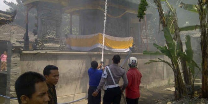 Pura keluarga di Bali terbakar, diduga karena sampah