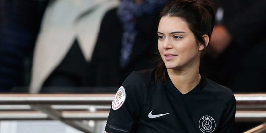 Berkostum PSG, Kendall Jenner tampil cantik