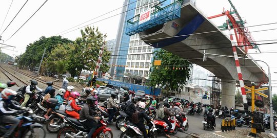 Perlintasan kereta api Patal Senayan akan ditutup permanen