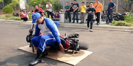 Biker moge Honda belajar saat jatuh dan berkendara santun