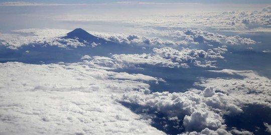 Pesona Gunung Fuji dilihat dari negeri di atas awan