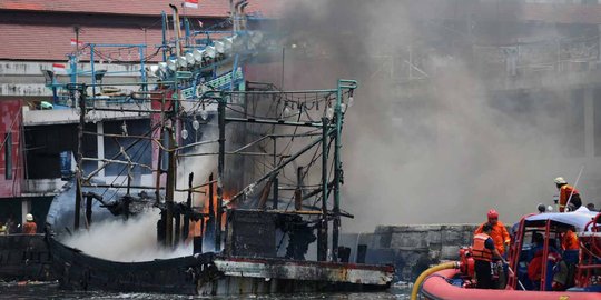 Kapal meledak di Muara Angke, nahkoda alami luka bakar serius