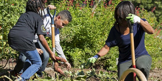 Michelle Obama panen sayuran bareng murid SD