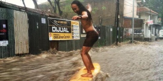 Hujan deras guyur Bandung, pria ini asyik berselancar di banjir