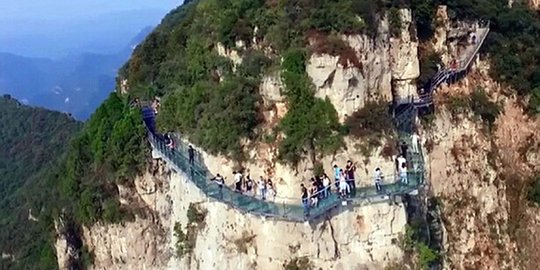 Menyeramkan, lantai kaca jembatan di China ini tiba-tiba retak