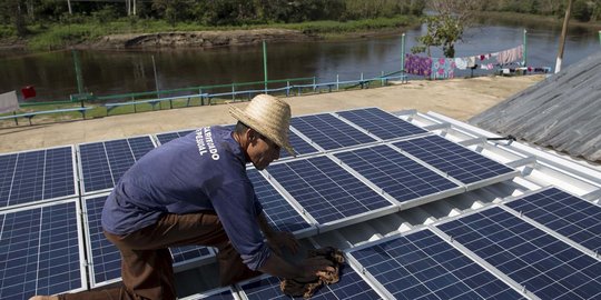 Tak terjangkau listrik, warga pedalaman Amazon andalkan energi surya