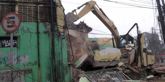 Bangun MRT, alat berat ratakan rumah dan pertokoan di Fatmawati