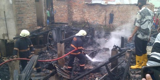 Mobil damkar sulit masuk, 5 rumah warga Palembang hangus terbakar