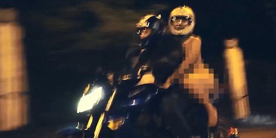 Perempuan ini nekat naik motor bugil keliling kota