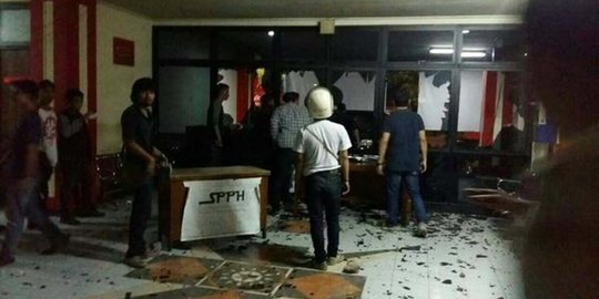 Seperti preman, dari SMP sampai mahasiswa doyan tawuran