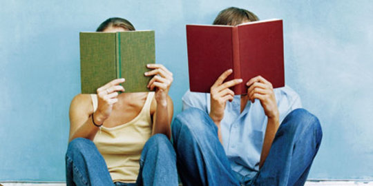 4 Alasan mengapa membaca buku lebih baik dibanding e-book