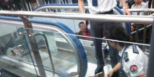 Teror eskalator terulang di China, balita tewas terjepit di stasiun