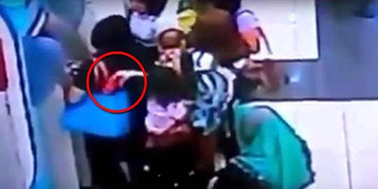 Video: Waspada ini cara komplotan ibu-ibu nyopet di ATM mal