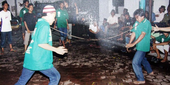 Mengintip prosesi santri di Kediri belajar ilmu kebal