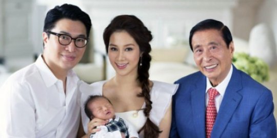 Rayakan kelahiran cucu ke-7, miliuner Hong Kong sebar uang Rp 26 M