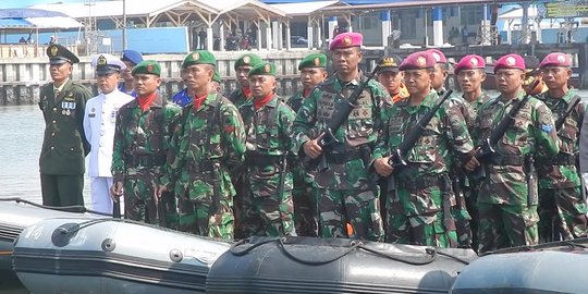 Aksi-aksi heroik TNI bantu warga padamkan kebakaran hutan