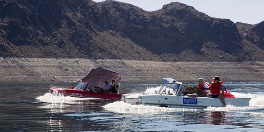 Keseruan menyusuri danau dengan mobil perahu
