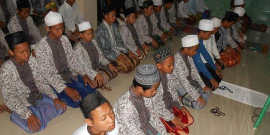 Prihatin KPK mau dilemahkan DPR, ratusan santri gelar salat Hajat