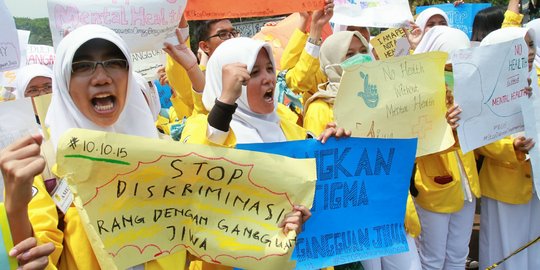 Aksi peringatan Hari Kesehatan Jiwa sedunia di depan Istana Negara