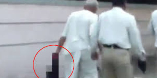 Pria India santai jinjing kepala istrinya di jalanan kota