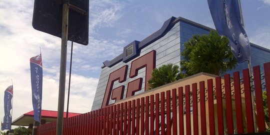 dengan kekayaan usd 49 miliar di urutan 32 rev4