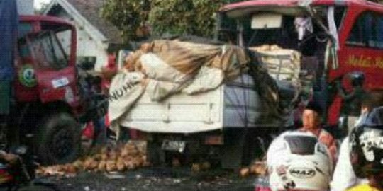 Bus karyawan Gudang Garam kecelakaan beruntun, 3 orang tewas