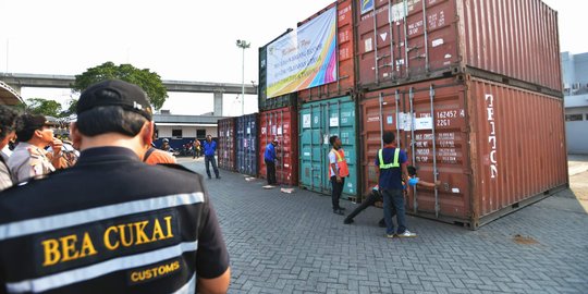Kebanjiran barang impor ilegal, Jokowi akui ada permainan Bea Cukai