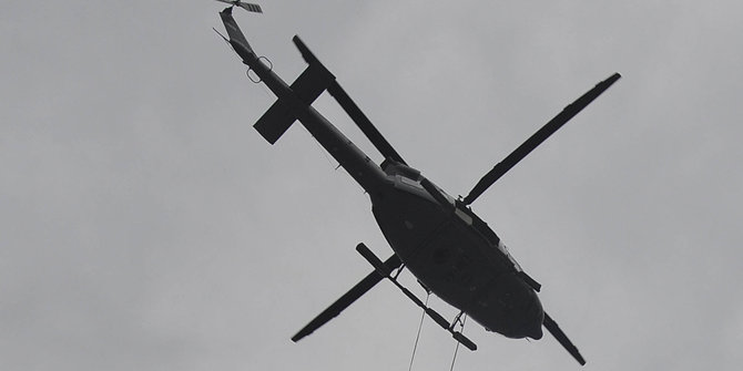 Bagian kursi helikopter yang jatuh di Danau Toba ditemukan