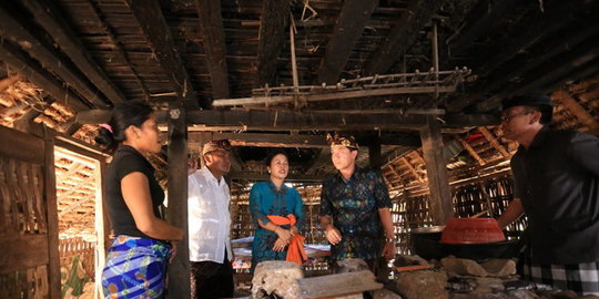 di bali tidur di kandang ayam rev1