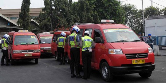 Cek kelaikan, petugas gabungan razia angkutan di Terminal Pulogadung