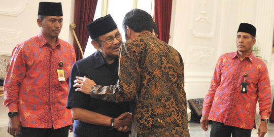 Jokowi ajak Habibie makan siang bersama di Istana