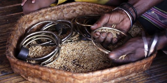 Mengenal Lasing, tradisi mengilaukan gelang kuningan khas Suku Abui