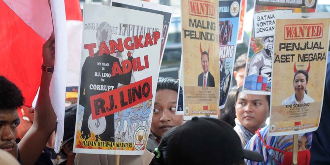 Mahasiswa demo di depan KPK, bakar foto RJ Lino dan Menteri Rini