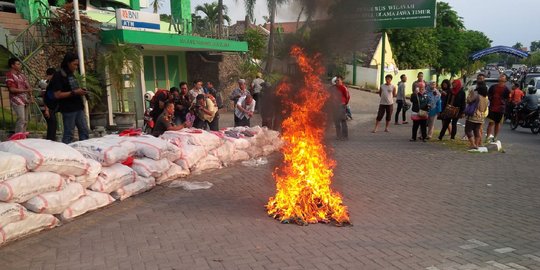 Di hadapan warga dan polisi, PWNU Jatim bakar sandal berlafaz Allah